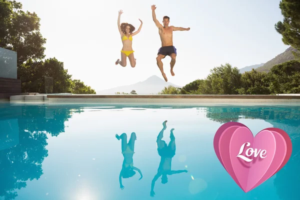 Веселая пара, прыгающая в бассейн — стоковое фото