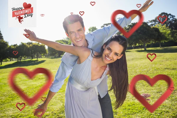 Casal com braços estendidos no parque — Fotografia de Stock