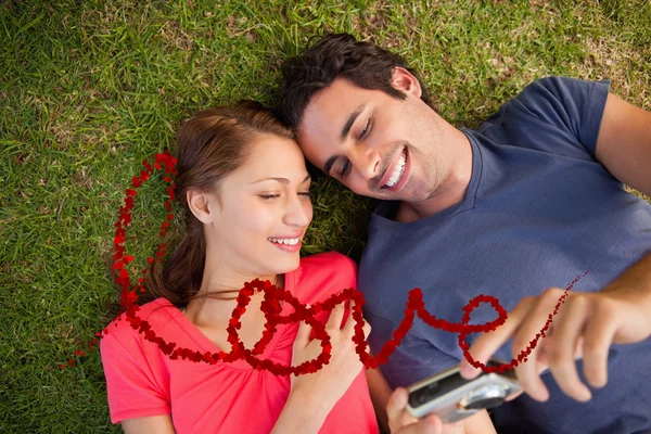 Two smiling friends looking at photos — Stock Photo, Image