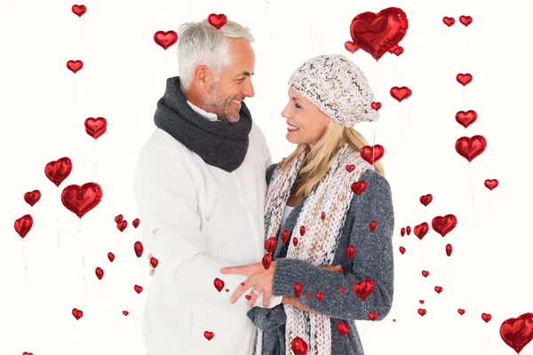 Pareja en invierno abrazando la moda — Foto de Stock