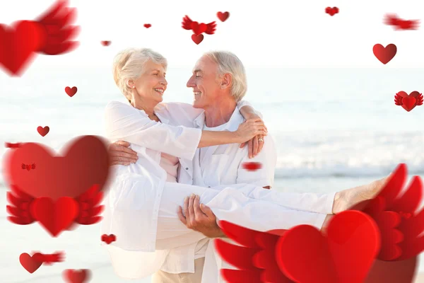 Man die zijn vrouw op het strand — Stockfoto