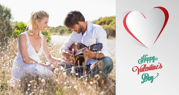 Knappe man zijn vriendin Serenade — Stockfoto