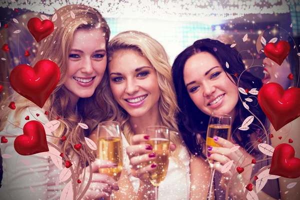 Hübsche Freunde, die gemeinsam Champagner trinken — Stockfoto