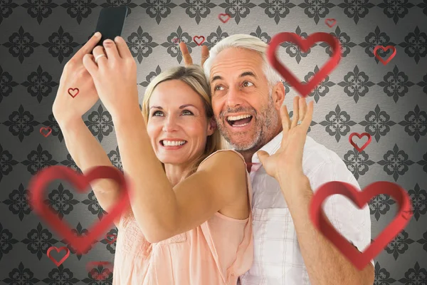 Pareja feliz posando para una selfie — Foto de Stock