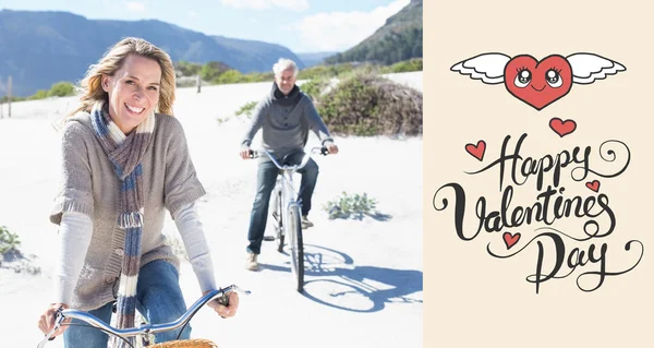Zorgeloos paar gaan op een fietstocht — Stockfoto