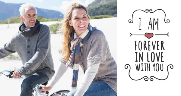 Zorgeloos paar gaan op een fietstocht — Stockfoto