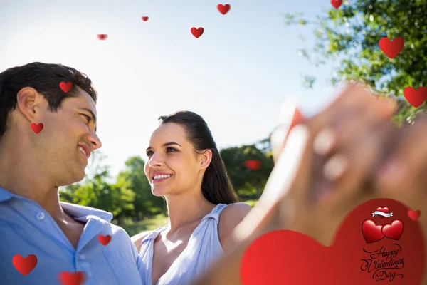 Casal dançando no parque — Fotografia de Stock