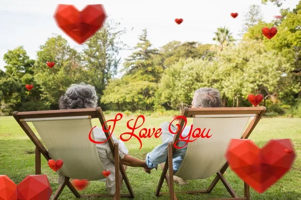 Happy mature couple sitting in park — Stock Photo, Image