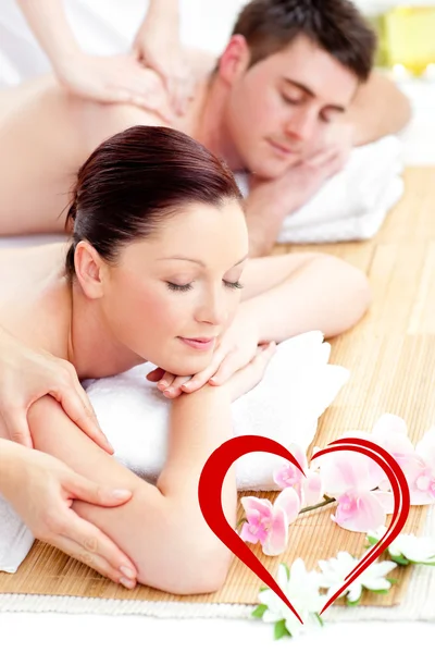 Paar erhält Rückenmassage — Stockfoto