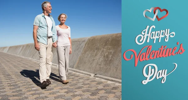 Glückliches Senioren-Paar spaziert auf der Seebrücke — Stockfoto