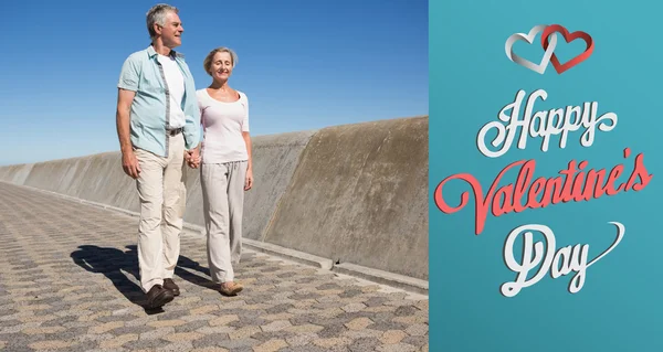 Heureux couple de personnes âgées marchant sur la jetée — Photo