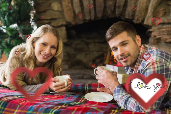 Casal sorridente com xícaras de chá — Fotografia de Stock