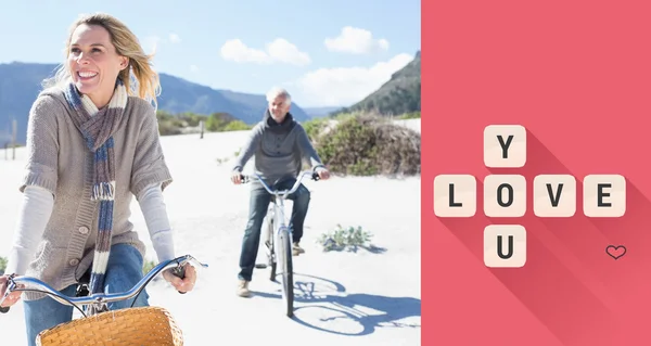 Carefree couple going on a bike ride — Stock Photo, Image