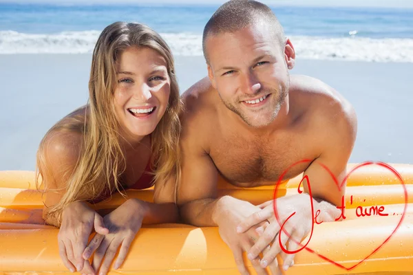 Heureux couple mignon en maillot de bain posant — Photo