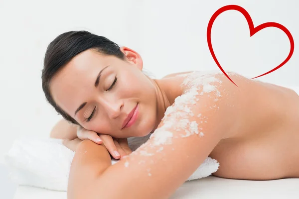 Morena pacífica acostada con exfoliante de sal — Foto de Stock