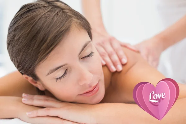 Mujer atractiva recibiendo masaje de espalda —  Fotos de Stock