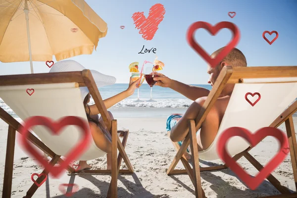 Feliz pareja tintineando sus gafas —  Fotos de Stock