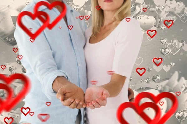 Lyckliga paret håller händerna ut — Stockfoto