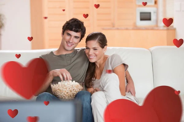 Coppia con popcorn sul divano guardando — Foto Stock