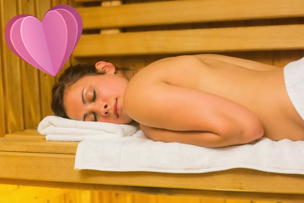 Kalmeren brunette liggen in een sauna — Stockfoto
