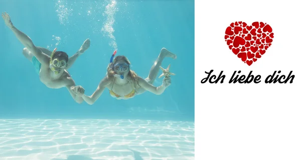 Leuk paar onderwater in het zwembad — Stockfoto