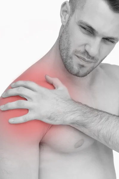 Nahaufnahme eines hemdlosen Mannes mit Schulterschmerzen — Stockfoto