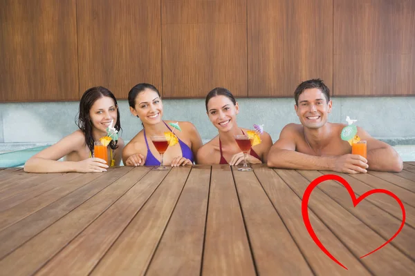 Pessoas alegres com bebidas na piscina — Fotografia de Stock