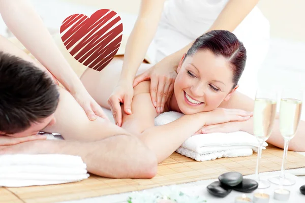 Positivo jovem casal desfrutando de uma massagem nas costas — Fotografia de Stock
