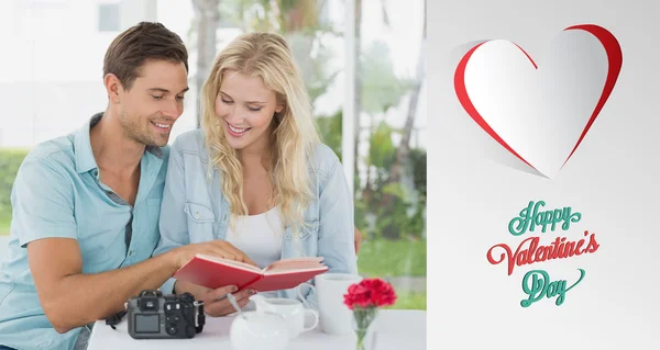 Cute hipster couple reading book together — Stock Photo, Image