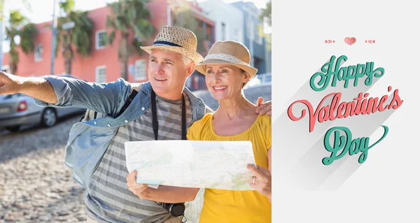 Happy tourist couple using map — Stock Photo, Image