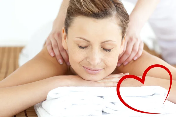 Entspannte Frau genießt eine Rückenmassage — Stockfoto