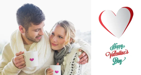 Paar in Winterkleidung mit Kaffeetassen — Stockfoto