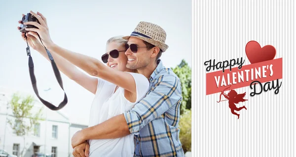 Elegante jovem casal tomando uma selfie — Fotografia de Stock