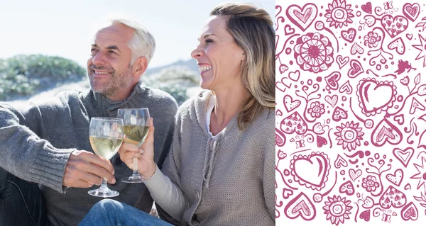 Pareja disfrutando del vino blanco en el picnic —  Fotos de Stock