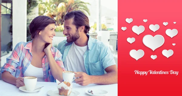 Feliz casal desfrutando de café juntos — Fotografia de Stock