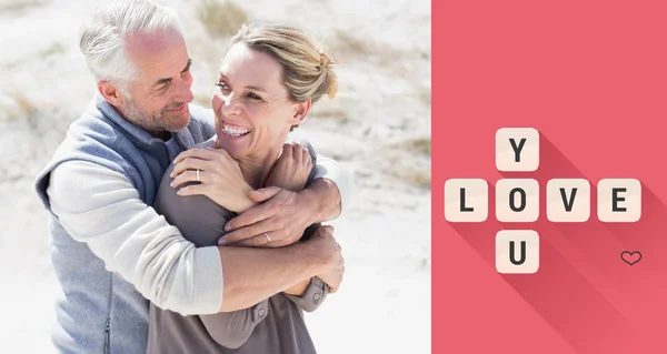 Feliz abraço casal na praia olhando — Fotografia de Stock