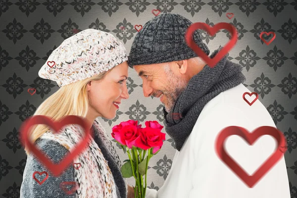 Sonriente pareja en invierno moda posando — Foto de Stock