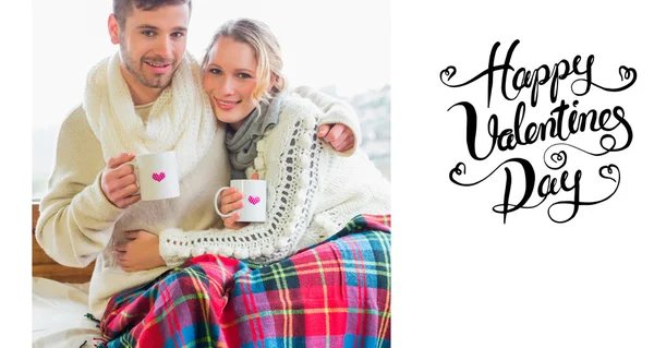 Pareja en ropa de invierno con tazas de café — Foto de Stock