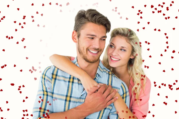 Attraktives Paar umarmt und lächelt — Stockfoto