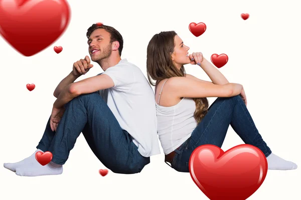 Jovem casal sentado no chão — Fotografia de Stock