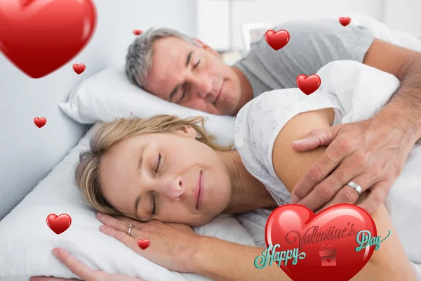 Par sova och spooning i sängen — Stockfoto