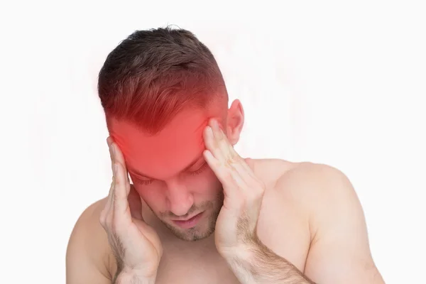 Primer plano del hombre que sufre de dolor de cabeza — Foto de Stock