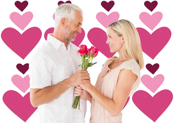 Hombre cariñoso ofreciendo a su pareja rosas —  Fotos de Stock