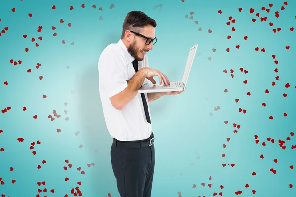 Geeky Geschäftsmann mit seinem Laptop — Stockfoto