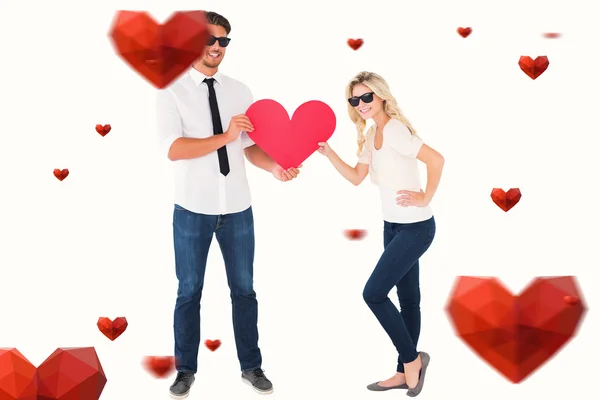 很酷的年轻夫妇牵着红色的心 — 图库照片
