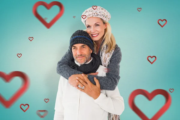 冬のファッションの包含で幸せなカップル — ストック写真