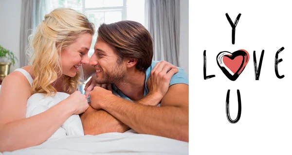 Bonito casal relaxante na cama sorrindo — Fotografia de Stock