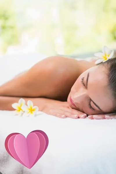 Bella donna sdraiata sul lettino da massaggio al centro benessere — Foto Stock