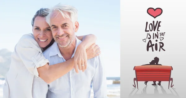 Casal atraente posando na praia — Fotografia de Stock