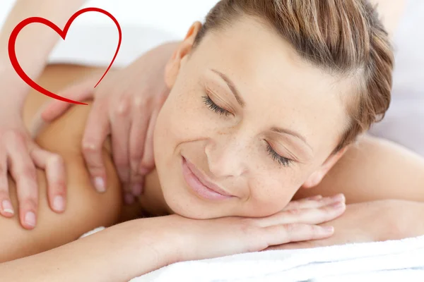 Charmante Frau genießt eine Rückenmassage — Stockfoto